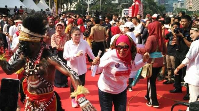 Tito Jemput Istri Usai Demo Bareng Para Istri Menteri di HI