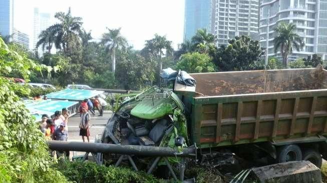 Sebab Truk Tabrak Tiang Rambu Tol Tangerang, Supir Ngantuk