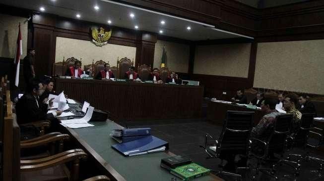 Sidang lanjutan mantan anggota DPRD DKI, Mohamad Sanusi, dalam kasus suap Raperda Reklamasi di Pengadilan Tipikor, Jakarta, Senin (5/9), menghadirkan Gubernur DKI Basuki Tjahaja Purnama sebagai saksi. [Suara.com/Oke Atmaja]