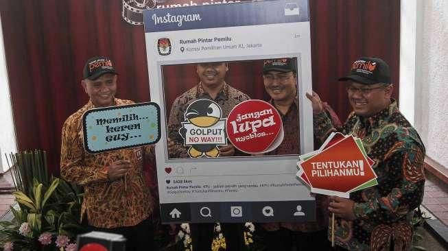 Ketua KPU Juri Ardiantoro, Ketua DKPP Jimly Asshiddiqie, Ketua KPK Agus Rahardjo dan Sesmenpan-RB Dwi Wahyu Atmaji, meresmikan Rumah Pintar Pemilu di Gedung KPU, Jakarta, Senin (5/9/2016). [Suara.com/Kurniawan Mas'ud]