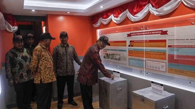 Ketua KPU Juri Ardiantoro, Ketua DKPP Jimly Asshiddiqie, Ketua KPK Agus Rahardjo dan Sesmenpan-RB Dwi Wahyu Atmaji, meresmikan Rumah Pintar Pemilu di Gedung KPU, Jakarta, Senin (5/9/2016). [Suara.com/Kurniawan Mas'ud]