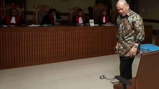 Ditetapkan sebagai tersangka atas dugaan korupsi dan pencucian uang.