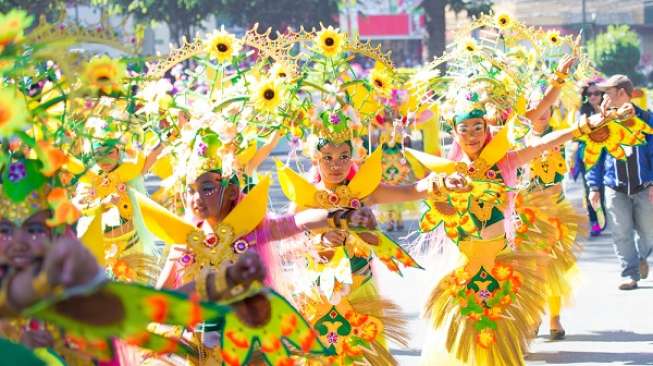 Diguyur Hujan, Warga Malang Antusias Saksikan Flower Carnival