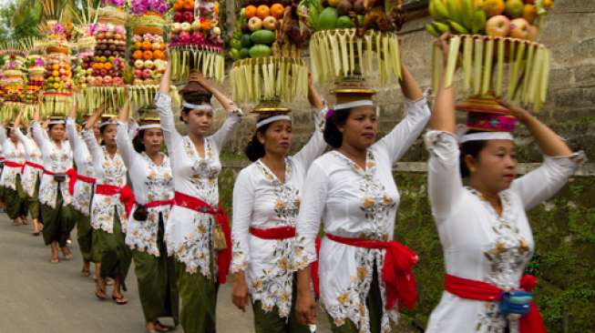 Alasan Mengapa Kebaya Bali Selalu Menggunakan Sabuk Prada