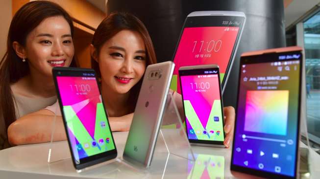 Sejumlah model Korea Selatan berpose bersama ponsel pintar LG V20 pada Rabu (7/9) [AFP/Jung Yeon-je].