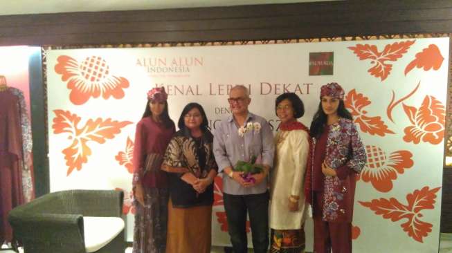 Itang Yunasz Bawa Koleksi Bertema Jawa dan Sumatra ke Rusia  