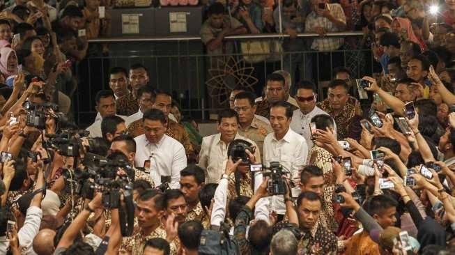 Jokowi Ajak Duterte Keliling Pasar Tanah Abang, Begini Riuhnya