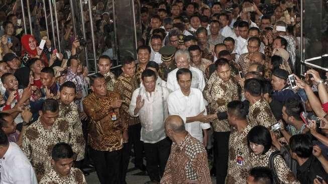 Presiden Joko Widodo (Jokowi) bersama Presiden Filipina Rodrigo Duterte melakukan blusukan ke Pusat Grosir Tanah Abang, Jakarta, Jumat (9/8/2016). [Suara.com/Kurniawan Mas'ud]