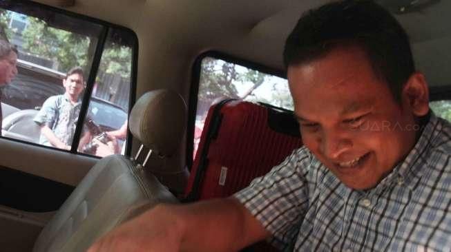 Terpidana Marudut dipindahkan oleh Komisi Pemberantasan Korupsi (KPK) ke Lembaga Pemasyarakatan (Lapas) Sukamiskin, Bandung, Jawa Barat, Jumat (9/9/2016). [Suara.com/Oke Atmaja]