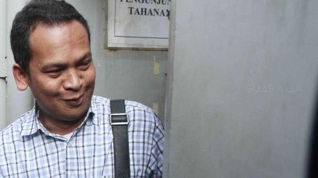 Terpidana Marudut dipindahkan oleh Komisi Pemberantasan Korupsi (KPK) ke Lembaga Pemasyarakatan (Lapas) Sukamiskin, Bandung, Jawa Barat, Jumat (9/9/2016). [Suara.com/Oke Atmaja]