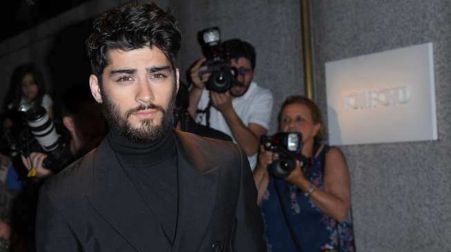 Penampilan Zayn Malik saat hadir di acara peragaan koleksi Tom Ford di New York Fashion Week (NYFW), Rabu (7/9/2016). [Angela Weiss/AFP]