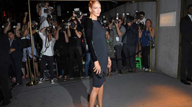 Penampilan Uma Thurman saat hadir di acara peragaan koleksi Tom Ford di New York Fashion Week (NYFW), Rabu (7/9/2016). [Angela Weiss/AFP]