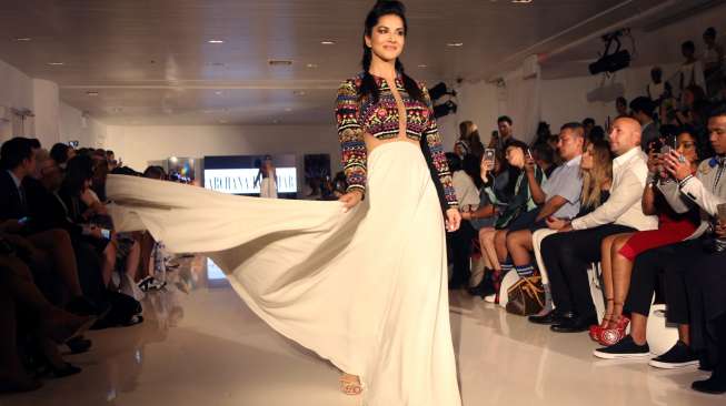 Aktris Bollywood, Sunny Leone, ikut tampil di catwalk dalam gaun rancangan Archana Kochhar, di sesi presentasi FTL Moda di New York Fashion Week (NYFW), Kamis (8/9/2016). [Trevor Collens/AFP]