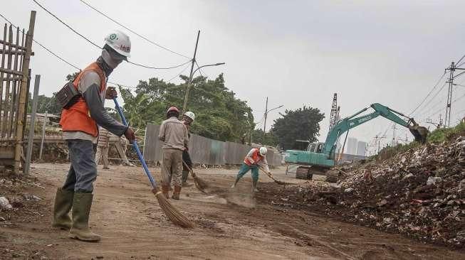 Sejumlah pekerja tampak melanjutkan pembangunan proyek double-double track (DDT) Paket A antara Manggarai-Jatinegara, Jakarta, Sabtu (10/9/2016). [Suara.com/Kurniawan Mas'ud]