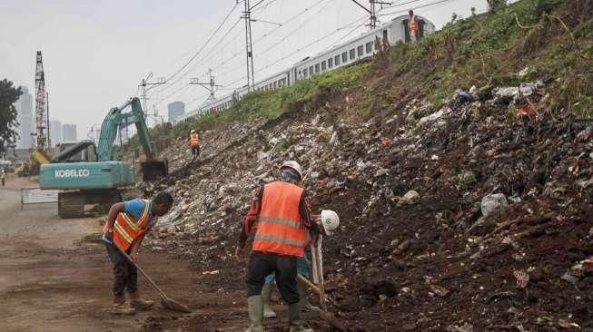 Sejumlah pekerja tampak melanjutkan pembangunan proyek double-double track (DDT) Paket A antara Manggarai-Jatinegara, Jakarta, Sabtu (10/9/2016). [Suara.com/Kurniawan Mas'ud]