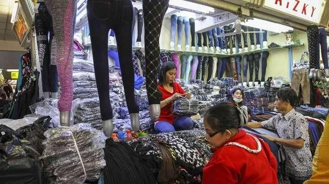 Pengunjung tampak memilih pakaian di pusat grosir Pasar Tanah Abang, Jakarta, Sabtu (10/9/2016). [Suara.com/Kurniawan Mas'ud]