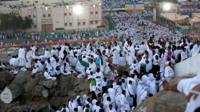 Pelaksanaan wukuf di Padang Arafah, Arab Saudi, Minggu (11/9/2016). [AFP/AHMAD GHARABLI]