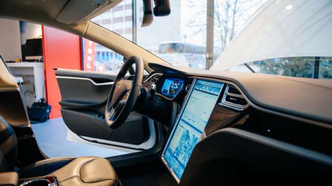 Interior Tesla Model S, lengkap dengan fasilitas Autopilot. Sebagai ilustrasi [Shutterstock].