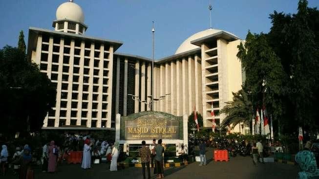 Masjid Istiqlal Tak Gelar Bagikan Daging Kurban di Area Masjid