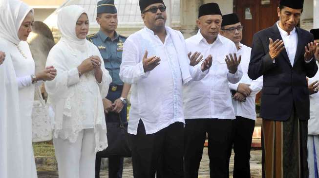 Presiden menyerahkan dua ekor sapi untuk kurban. 