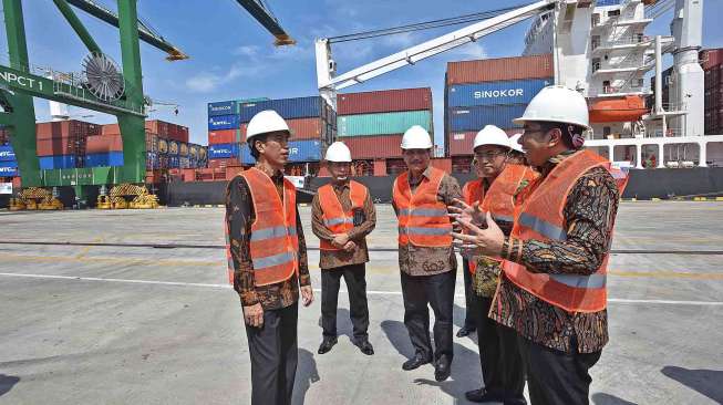 Menambah kapasitas terminal peti kemas di Pelabuhan Tanjung Priok.