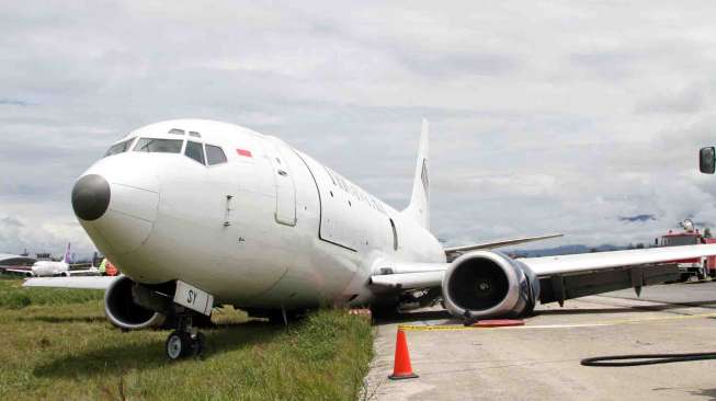 Menyebabkan aktivitas bandara untuk sementara ditutup hingga pesawat dipindahkan. 