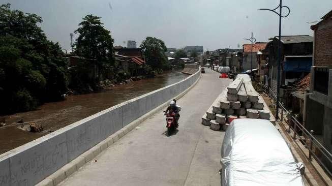 Pembangunan jalan inspeksi merupakan bagian dari normalisasi kali.