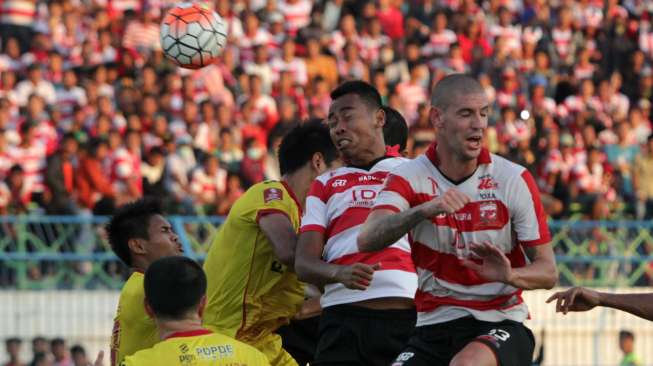 Pemain Madura United FC (MUFC) Munhar (kedua kanan) berebut bola dengan pesepak bola Sriwijaya FC (SFC) Achmad Jufriyanto (kedua kiri). ANTARA FOTO/Saiful Bahri