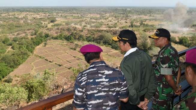 Presiden Jokowi Saksikan Simulasi Pertempuran Darat oleh TNI AL