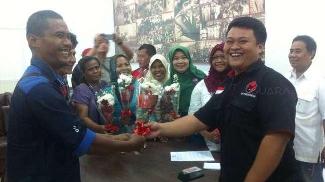 Pendukung Risma Titip Mawar Merah Buat Megawati
