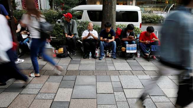 Sejumlah orang tampak mengisi antrean calon pembeli iPhone 7 yang bakal segera dirilis, di depan Apple Store di kawasan perbelanjaan Omotesando, Tokyo, Kamis (15/9/2016). [Reuters/Toru Hanai]