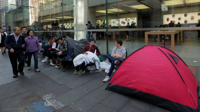 Antrean calon pembeli produk Apple, terutama iPhone 7 yang dijadwalkan segera dirilis, di luar bangunan Apple Store di Sydney, Australia, Kamis (15/9/2016). [Reuters/Jason Reed]