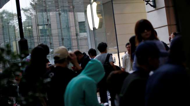 Sejumlah orang tampak mengisi antrean calon pembeli iPhone 7 yang bakal segera dirilis, di depan Apple Store di kawasan perbelanjaan Omotesando, Tokyo, Kamis (15/9/2016). [Reuters/Toru Hanai]