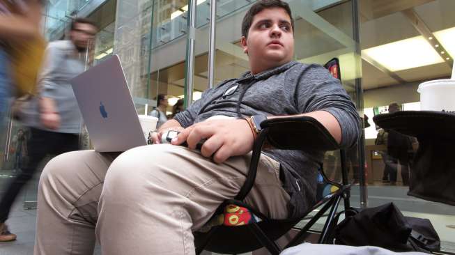 Marcus Barsoum (16), salah seorang remaja calon pembeli iPhone 7, yang rela sejak jauh hari mengantre di depan Apple Store di Sydney, Australia, pada Rabu (14/9/2016) lalu. [William West/AFP]