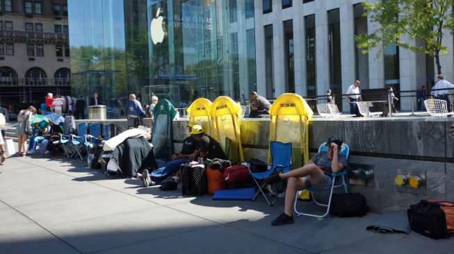 Antrean calon pembeli menjelang rilis iPhone 7, di kawasan dekat Apple Store di Fifth Avenue, New York, Rabu (14/9/2016). [Don Emmert/AFP]