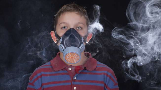 Ilustrasi asap rokok pada anak. [Shutterstock]