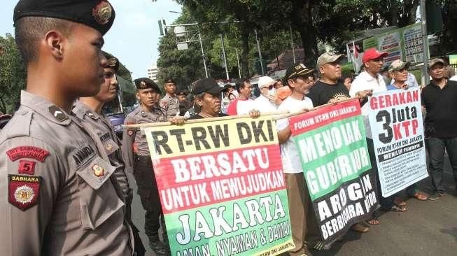 Aksi RT-RW di Balai Kota DKI