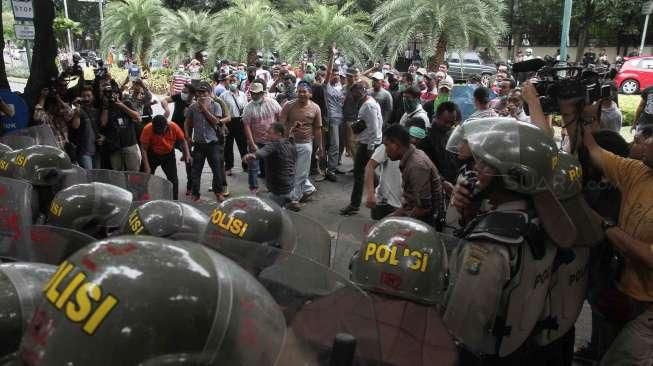 Tim Gabungan Polda Metro Jaya melakukan Gladi Bersih Pengamanan Pilkada Serentak 2017 di Kantor KPU Pusat, Jakarta, Sabtu (17/9/2016). [Suara.com/Oke Atmaja]