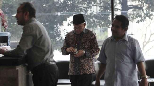 Ketua Badan Kehormatan DPD RI, AM Fatwa, mendatangi Gedung KPK, Sabtu (17/9/2016), terkait dugaan tertangkapnya Ketua DPD Irman Gusman dalam OTT KPK. [Suara.com/Oke Atmaja]