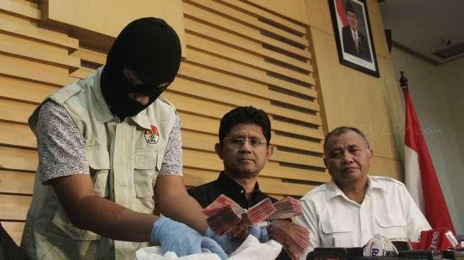 Konferensi pers OTT kasus dugaan suap yang melibatkan Ketua DPD, dihadiri Ketua KPK Agus Rahardjo, Wakil Ketua KPK Laode M Syarif dan Alexander Marwata, di Gedung KPK, Jakarta, Sabtu (17/9). [Suara.com/Oke Atmaja]