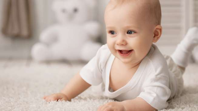 Seorang bayi yang tengah tersenyum [shutterstock]