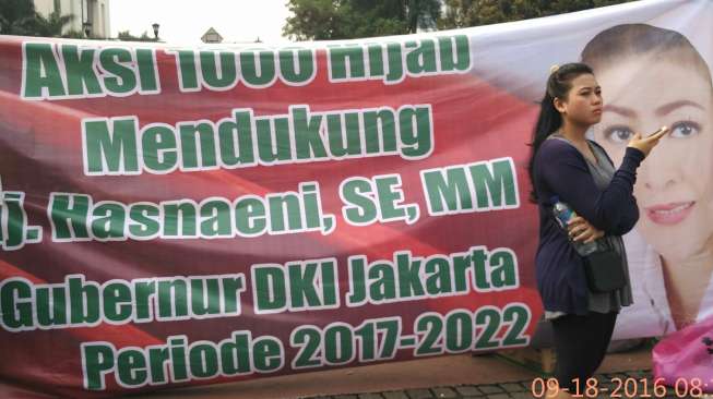 Cari Simpatik, Hasnaeni Bagikan Jilbab