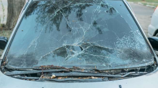 Gunakan Balok Beton, Dua Anak Kecil Rusak Puluhan Mobil di Dealer