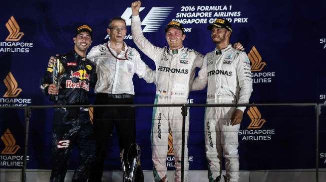 Juara GP Singapura Nico Rosberg bersama runner up Daniel Ricciardo (L) dan ketiga Lewis Hamilton Anthony WALLACE / AFP