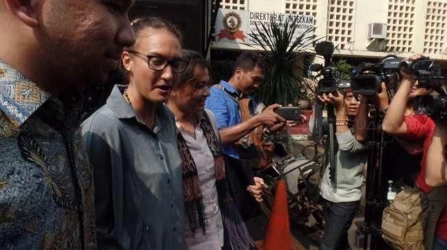 Ini Penjelasan Nadine Chandrawinata soal Senpi Ilegal Aa Gatot