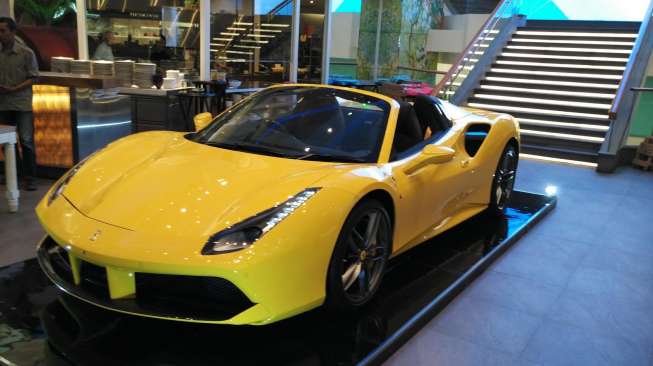 Ferrari 488 Spider resmi mengaspal di Indonesia, Rabu (21/9/2016). [Suara.com/Insan Akbar Krisnamusi]