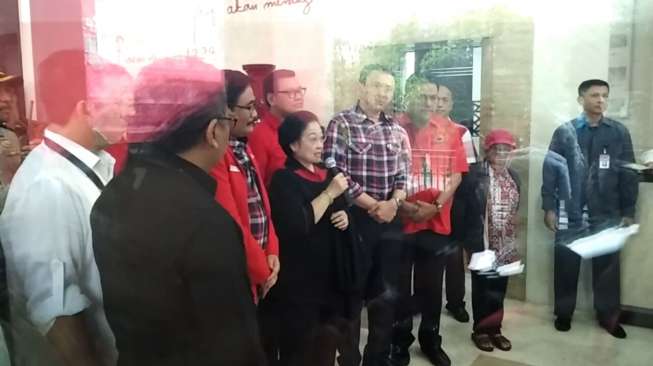 Di KPUD, Megawati Pakaikan Jas Merah Kebesaran PDIP ke Ahok