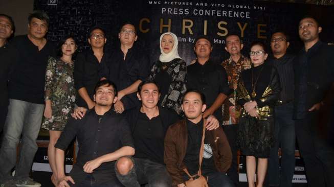 Sejumlah Aktor dan sineas usai menggelar jumpa pers film Chrisye di kawasan Senopati, Jakarta Selatan, Rabu (21/9/2016)