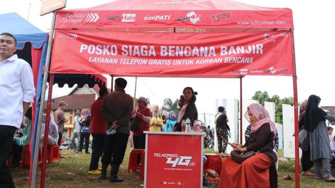 Telkomsel Sediakan Telepon Gratis Pascabanjir Bandang di Garut