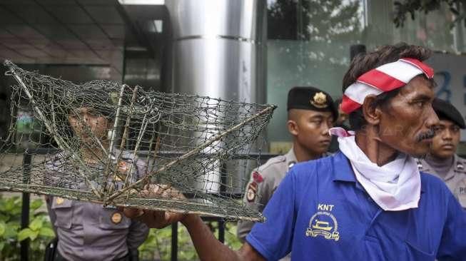 Mereka menolak dilanjutkan kembali Reklamasi Teluk Jakarta.  